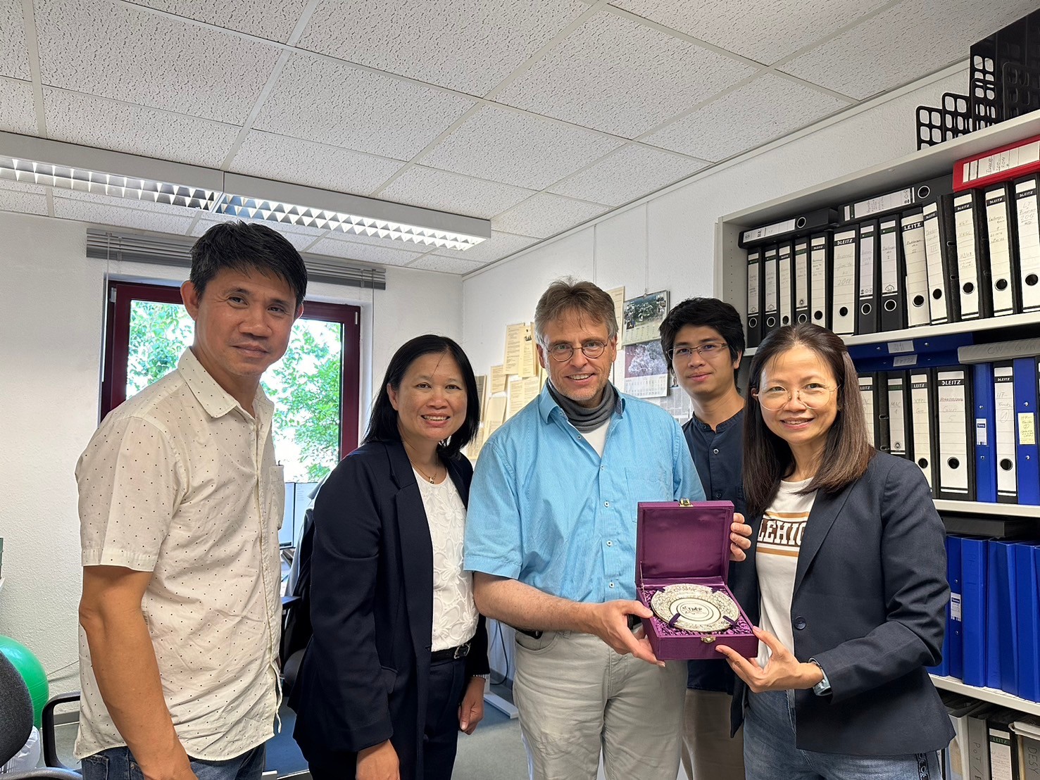 Read more about the article ศูนย์ความเป็นเลิศด้านฟิสิกส์เยี่ยมชมการดำเนินงานและหารือความร่วมมือทางวิชาการกับ Deutsches Elecktronen Synchrotron (DESY)