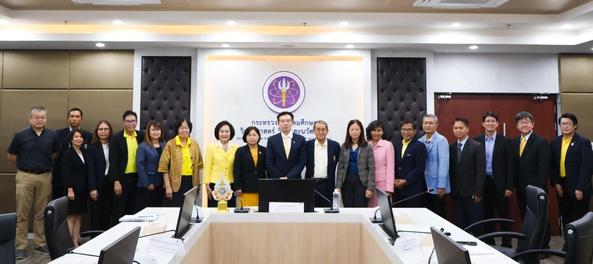 Read more about the article ศูนย์ความเป็นเลิศด้านฟิสิกส์ เข้าร่วมหารือ เรื่อง รายงานสถานภาพการดำเนินงานและรับมอบนโยบายในการขับเคลื่อนการดำเนินงานของศูนย์ความเป็นเลิศ
