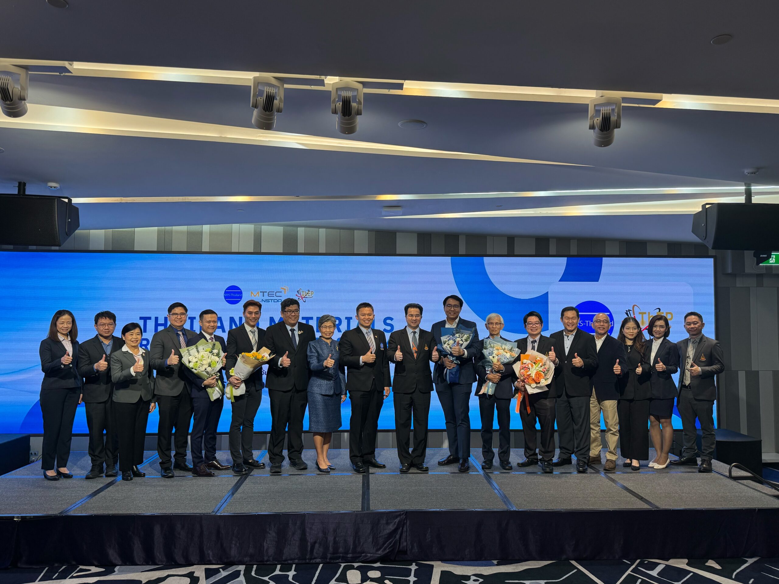 Read more about the article ศูนย์ความเป็นเลิศด้านฟิสิกส์ เข้าร่วมงานแถลงข่าวรางวัลนักวิจัยวัสดุดีเด่น นักวิจัยวัสดุรุ่นใหม่ดีเด่น และเชิดชูเกียรตินักวิจัยวัสดุประจำปี 2567 และการประชุมวิชาการระดับนานาชาติ “สมาคมวิจัยวัสดุประเทศไทย ครั้งที่ 5”