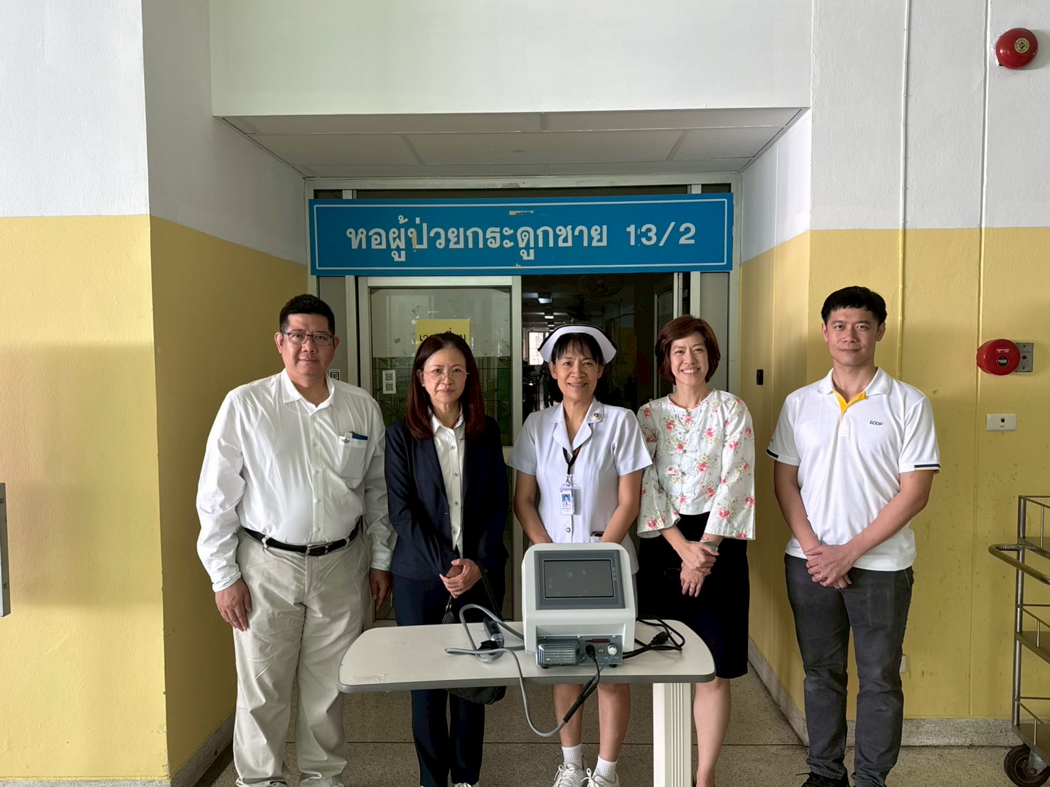 Read more about the article ศูนย์ความเป็นเลิศด้านฟิสิกส์ ร่วมกับ บริษัท อินโนพลาสซีเอ็ม จำกัด สาธิตการใช้งาน และส่งมอบเครื่อง Compact Air Plasma Jet รุ่น NIGHTINGALE สำหรับทดสอบการใช้งานภาคสนาม ให้กับโรงพยาบาลนครพิงค์