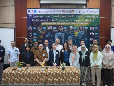 Read more about the article ศูนย์ความเป็นเลิศด้านฟิสิกส์ ร่วมประชุมวิชาการนานาชาติด้านวัสดุพลังงานชั้นสูง ณ ประเทศอินโดนีเซีย