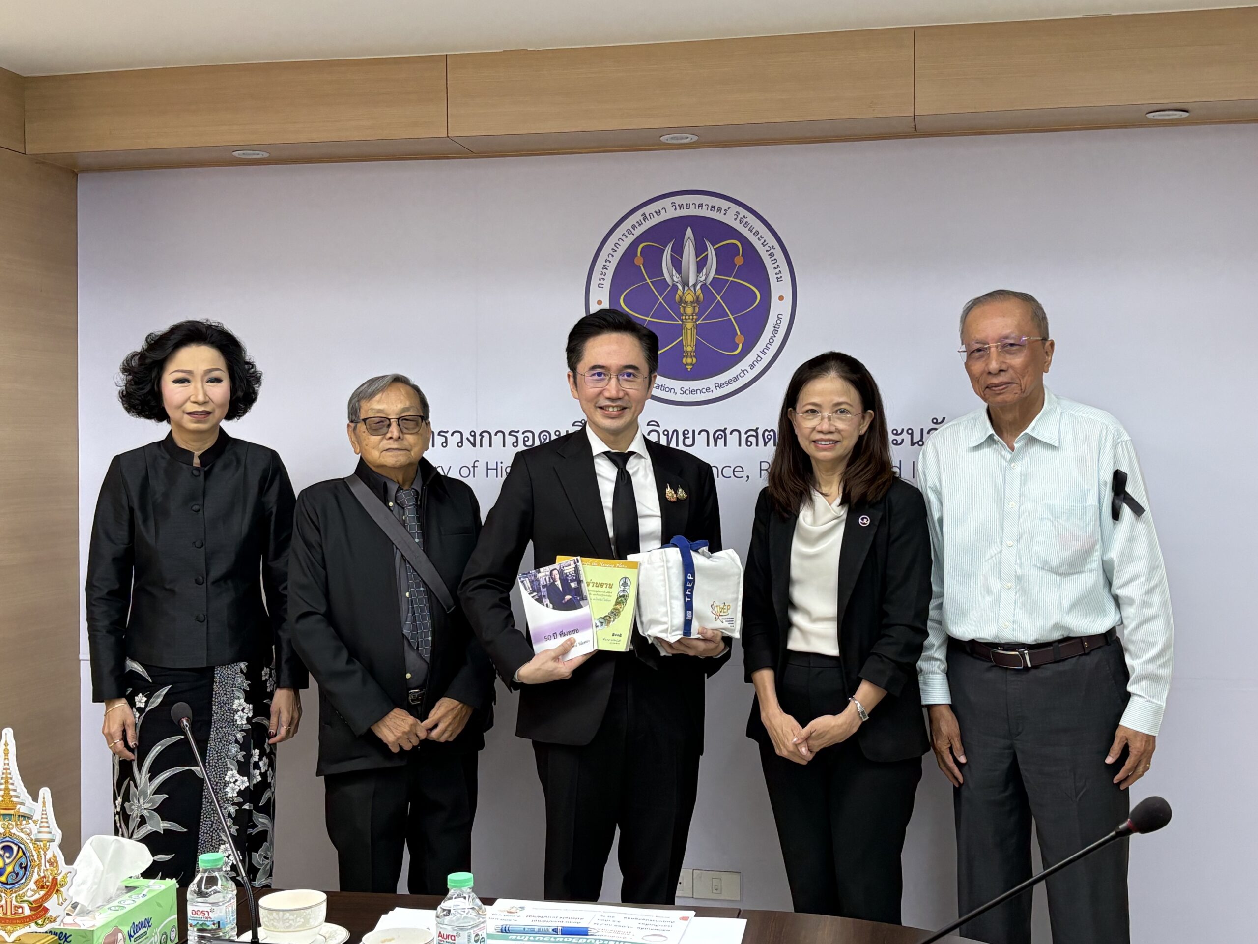 You are currently viewing ศูนย์ความเป็นเลิศด้านฟิสิกส์ เข้าพบรัฐมนตรีว่าการกระทรวง อว. เพื่อรายงานการดำเนินงานและหารือทิศทางวิทยาศาสตร์กายภาพในอนาคต
