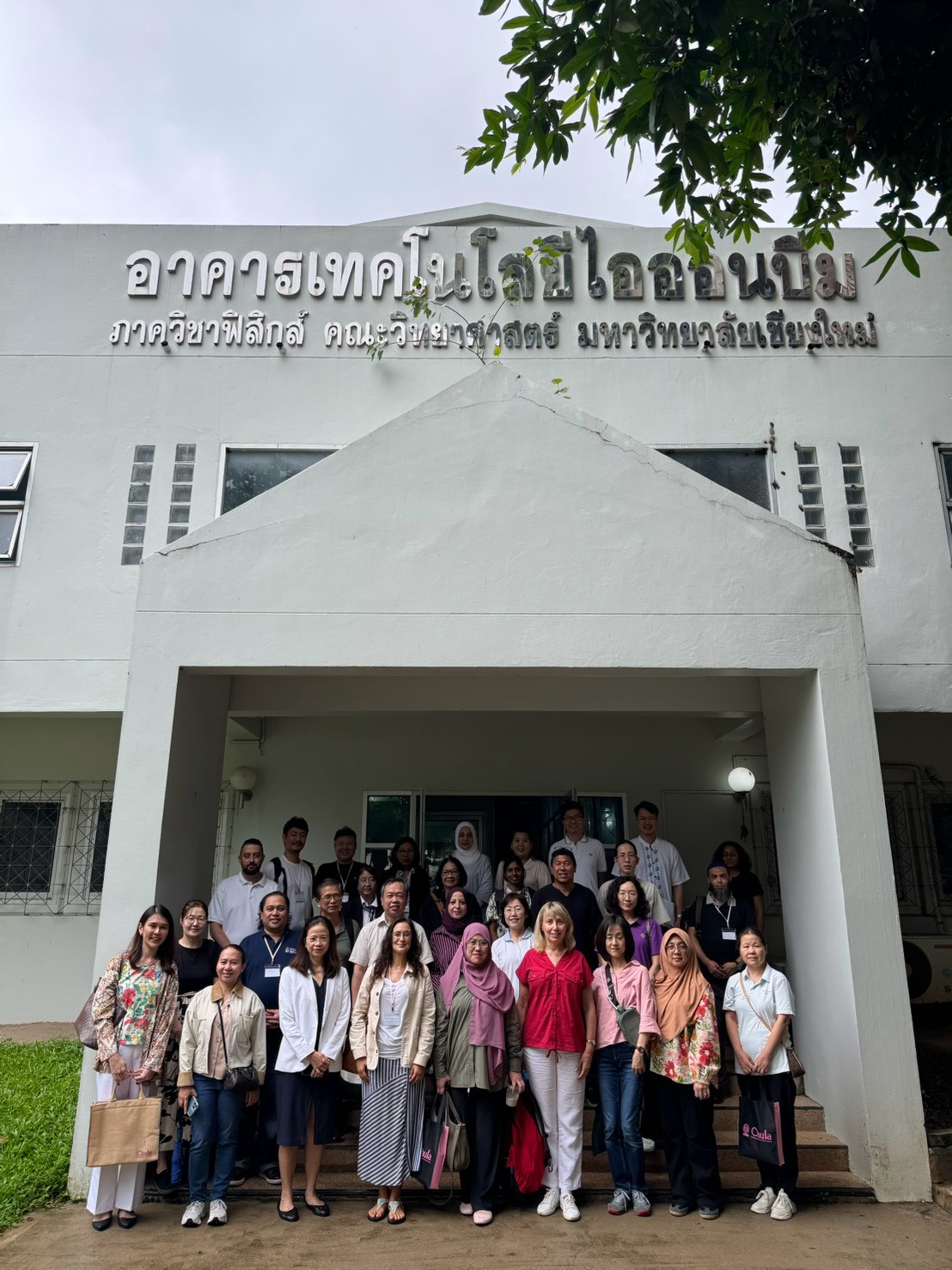 You are currently viewing ศูนย์ความเป็นเลิศด้านฟิสิกส์ ให้การต้อนรับคณะผู้เชี่ยวชาญจาก IAEA และคณาจารย์ภาควิชาวิศวกรรมนิวเคลียร์ คณะวิศวกรรมศาสตร์ จุฬาลงกรณ์มหาวิทยาลัย เข้าเยี่ยมชมห้องปฏิบัติการในเครือข่ายศูนย์ฯ ณ มหาวิทยาลัยเชียงใหม่
